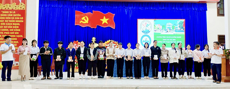 CEO Phạm Hữu Tâm trao tặng sách đến các bạn học sinh