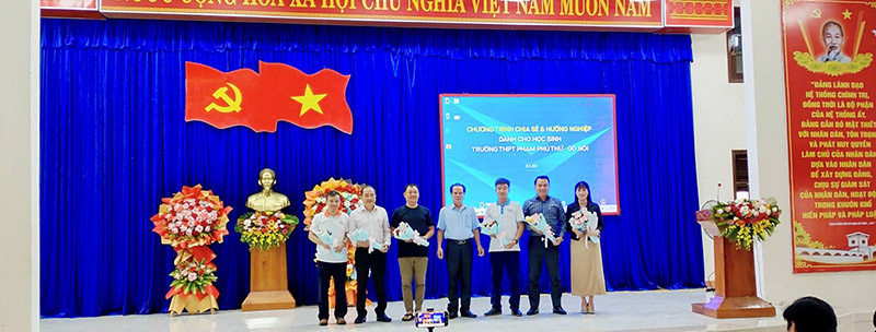 Nhà trường tặng hoa cho các đại biểu
