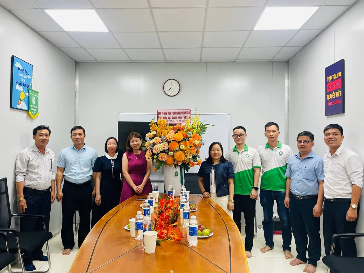 Công ty Cổ phần Phát triển KHCN Xanh Việt Nam đón nhận hoa chúc mừng Ngày Doanh nhân Việt Nam